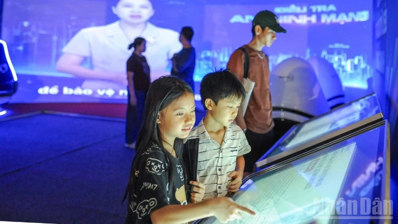 Tưng bừng khai mạc chuỗi sự kiện chương trình Gala "Tổ quốc bình yên"