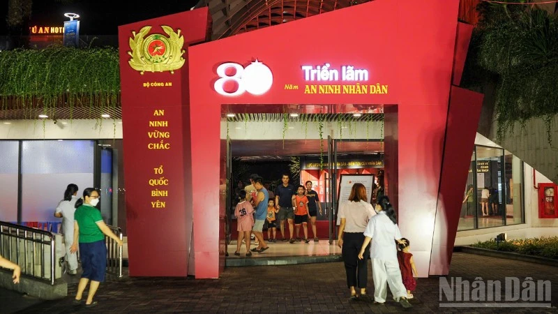 Tưng bừng khai mạc chuỗi sự kiện chương trình Gala "Tổ quốc bình yên"