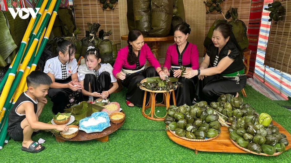 Tưng bừng lễ hội Tết Xíp Xí của người Thái trắng Phù Yên, Sơn La