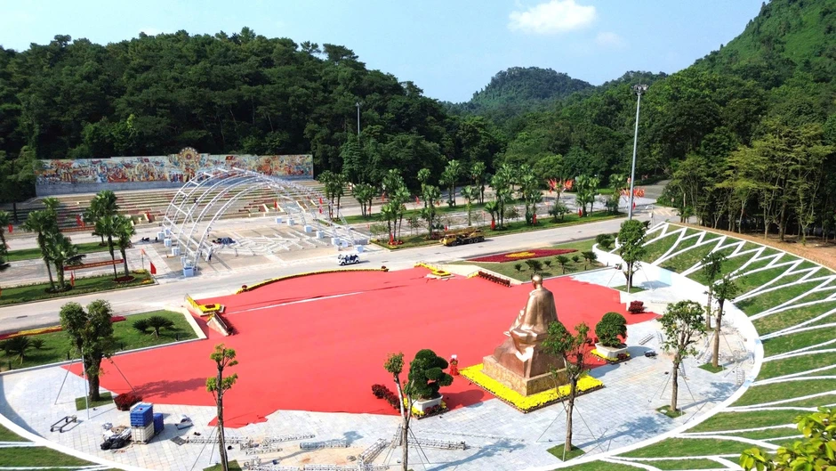 Tượng đài Bác Hồ với ngày hội non sông cao 7,5 m Tượng đài Bác Hồ với ngày hội non sông cao 7,5 m