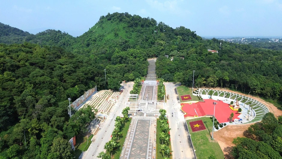 Tượng đài Bác Hồ với ngày hội non sông cao 7,5 m Tượng đài Bác Hồ với ngày hội non sông cao 7,5 m