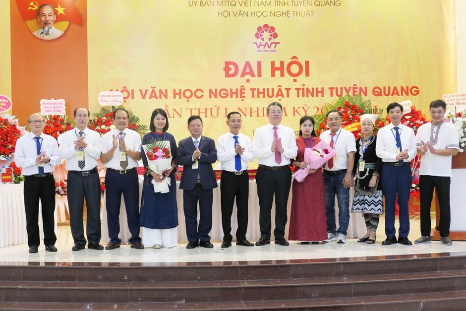 Tuyên Quang xây dựng đội ngũ văn nghệ sĩ có bản lĩnh chính trị và khát vọng cống hiến Tuyên Quang xây dựng đội ngũ văn nghệ sĩ có bản lĩnh chính trị và khát vọng cống hiến