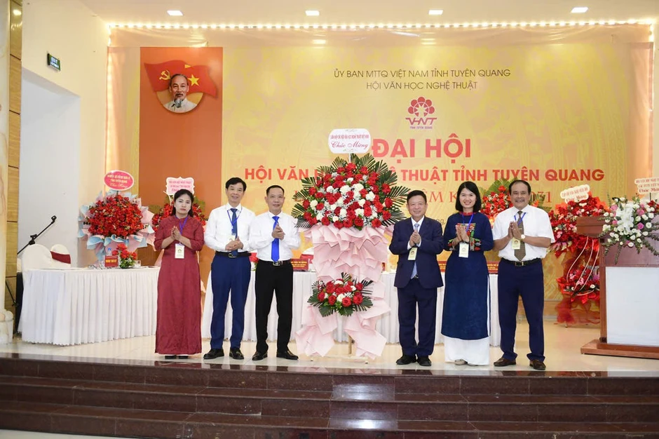 Tuyên Quang xây dựng đội ngũ văn nghệ sĩ có bản lĩnh chính trị và khát vọng cống hiến Tuyên Quang xây dựng đội ngũ văn nghệ sĩ có bản lĩnh chính trị và khát vọng cống hiến