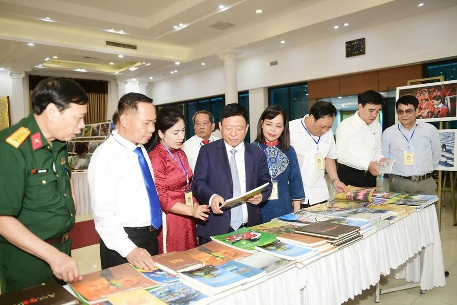 Tuyên Quang xây dựng đội ngũ văn nghệ sĩ có bản lĩnh chính trị và khát vọng cống hiến Tuyên Quang xây dựng đội ngũ văn nghệ sĩ có bản lĩnh chính trị và khát vọng cống hiến