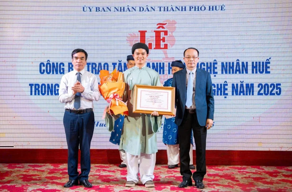 Tuyệt kỹ tạo tác cây cảnh từ dây kim loại Tuyệt kỹ tạo tác cây cảnh từ dây kim loại