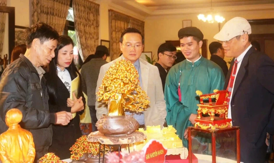 Tuyệt kỹ tạo tác cây cảnh từ dây kim loại Tuyệt kỹ tạo tác cây cảnh từ dây kim loại