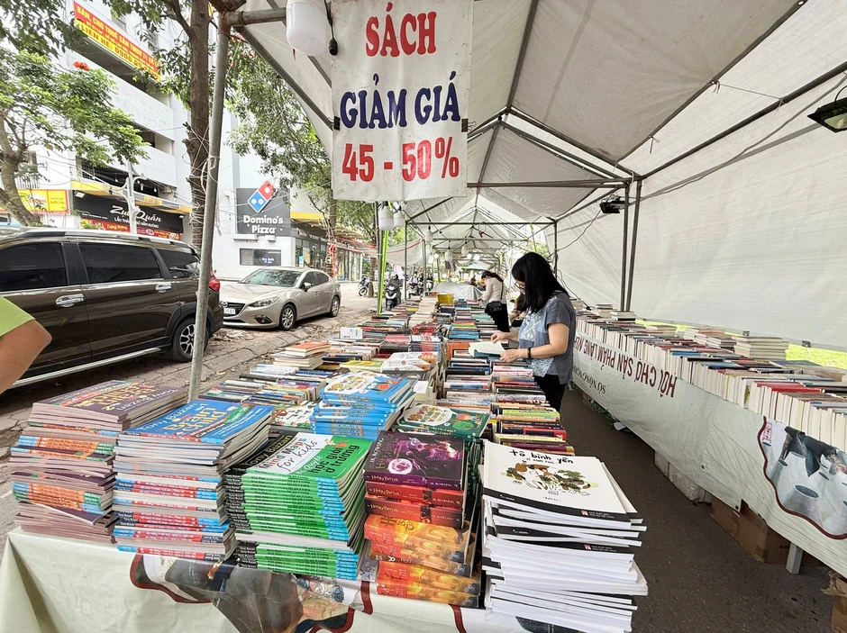 Vạch trần 'ma trận' sách lậu đội lốt hội chợ sách cũ