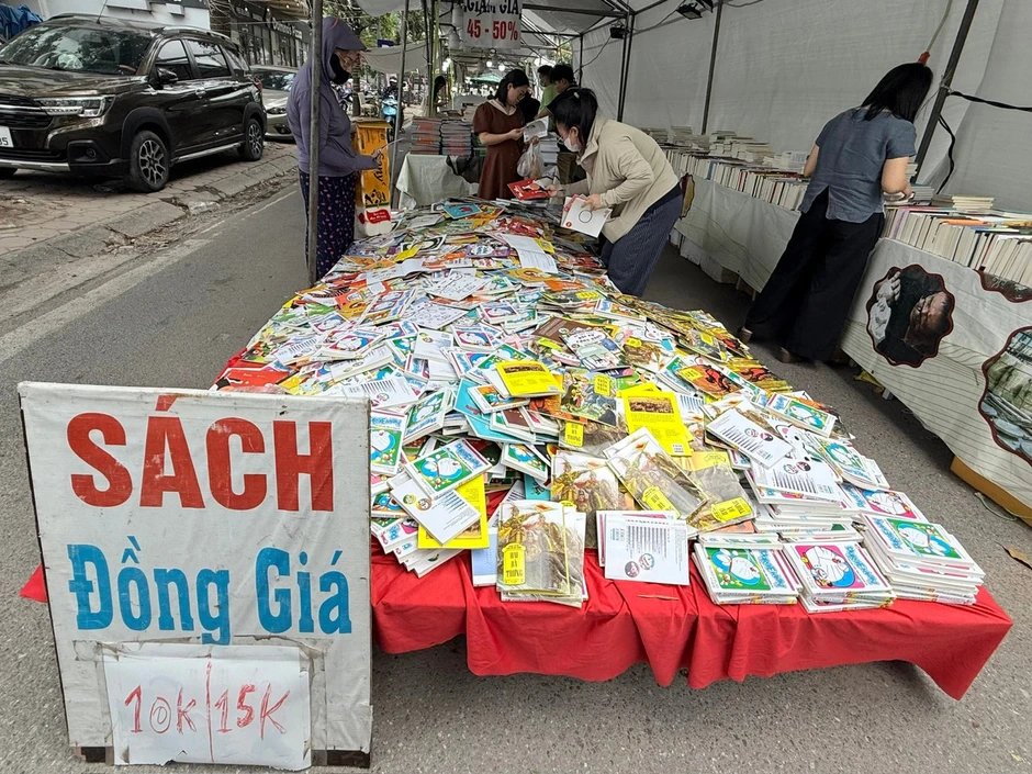 Vạch trần 'ma trận' sách lậu đội lốt hội chợ sách cũ