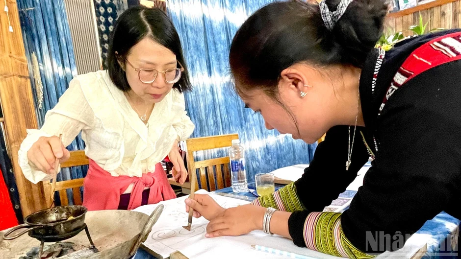 Vẽ sáp ong, nhuộm chàm giữa sắc vàng Tả Van