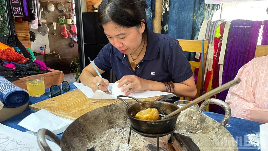 Vẽ sáp ong, nhuộm chàm giữa sắc vàng Tả Van