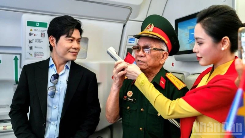 Vietnam Airlines tổ chức chuyến bay đặc biệt kỷ niệm 51 năm Ngày Giải phóng miền nam Vietnam Airlines tổ chức chuyến bay đặc biệt kỷ niệm 51 năm Ngày Giải phóng miền nam