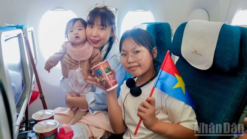 Vietnam Airlines tổ chức chuyến bay đặc biệt kỷ niệm 51 năm Ngày Giải phóng miền nam Vietnam Airlines tổ chức chuyến bay đặc biệt kỷ niệm 51 năm Ngày Giải phóng miền nam