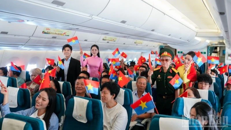 Vietnam Airlines tổ chức chuyến bay đặc biệt kỷ niệm 51 năm Ngày Giải phóng miền nam Vietnam Airlines tổ chức chuyến bay đặc biệt kỷ niệm 51 năm Ngày Giải phóng miền nam