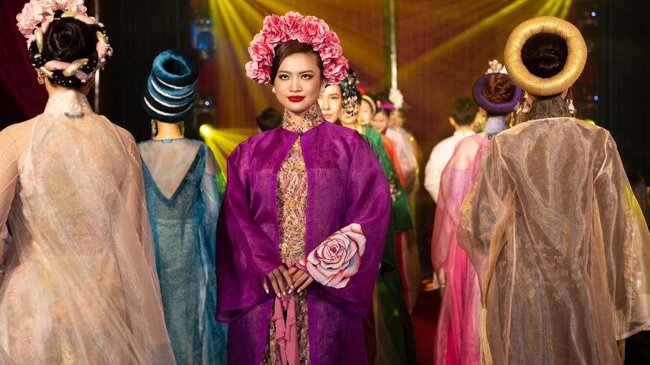 Võ Việt Chung kể chuyện phương nam qua “Lãnh Mỹ A Show” Võ Việt Chung kể chuyện phương nam qua “Lãnh Mỹ A Show”
