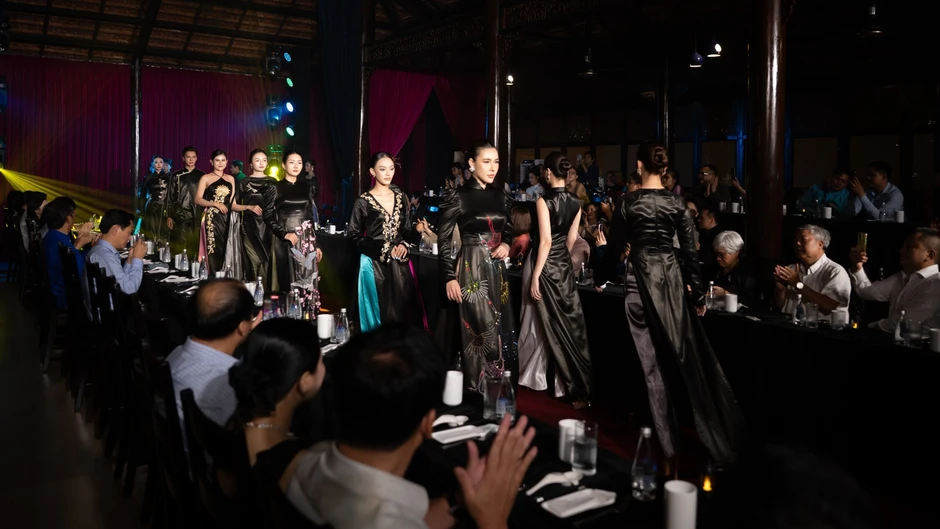 Võ Việt Chung kể chuyện phương nam qua “Lãnh Mỹ A Show” Võ Việt Chung kể chuyện phương nam qua “Lãnh Mỹ A Show”