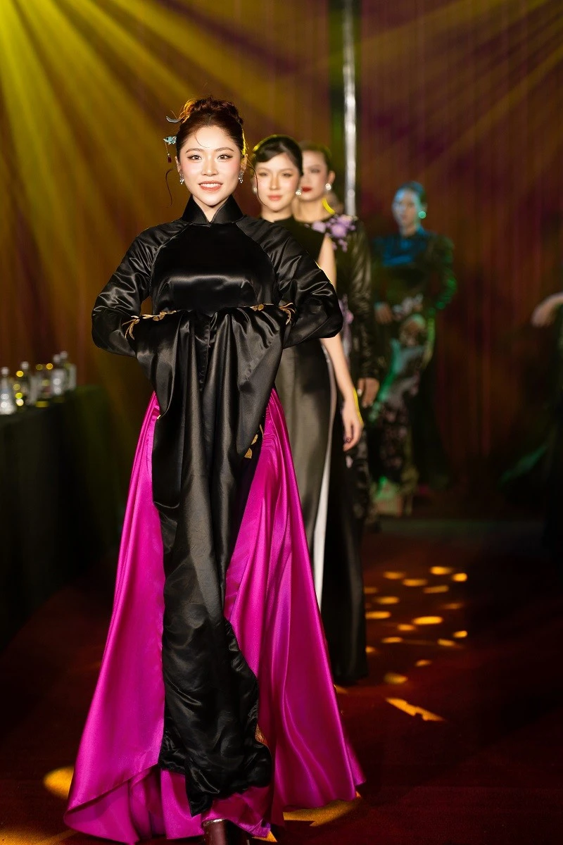 Võ Việt Chung kể chuyện phương nam qua “Lãnh Mỹ A Show” Võ Việt Chung kể chuyện phương nam qua “Lãnh Mỹ A Show”