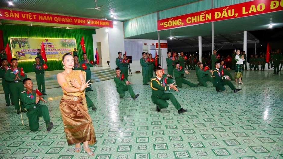 Vũ điệu thắm tình hữu nghị Việt Nam-Lào-Campuchia Vũ điệu thắm tình hữu nghị Việt Nam-Lào-Campuchia