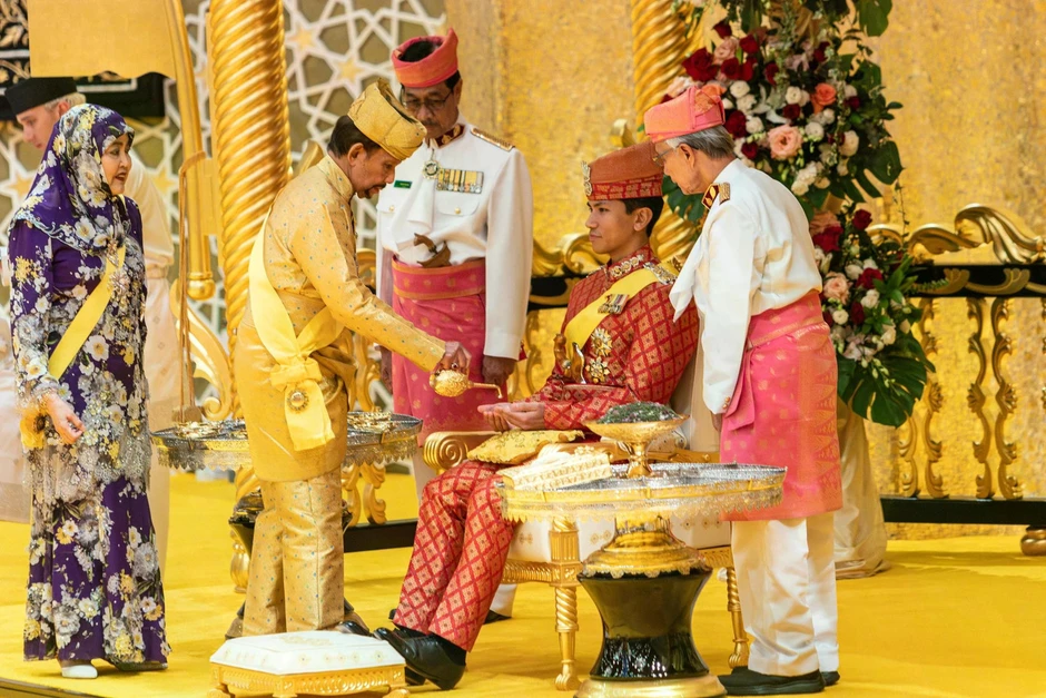 Vụ tước danh hiệu con dâu chấn động và cuộc sống xa hoa của Quốc vương Brunei Vụ tước danh hiệu con dâu chấn động và cuộc sống xa hoa của Quốc vương Brunei