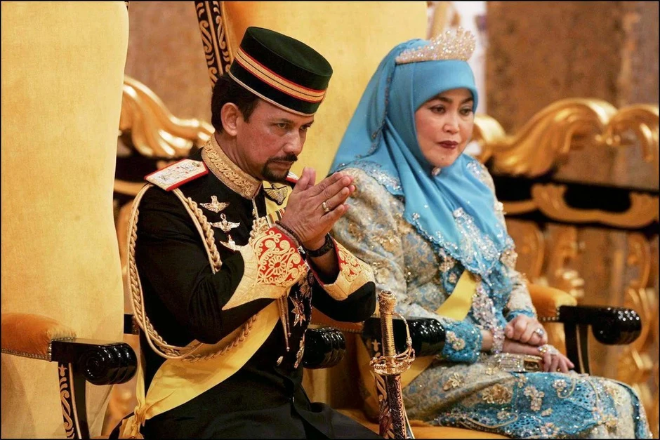 Vụ tước danh hiệu con dâu chấn động và cuộc sống xa hoa của Quốc vương Brunei Vụ tước danh hiệu con dâu chấn động và cuộc sống xa hoa của Quốc vương Brunei