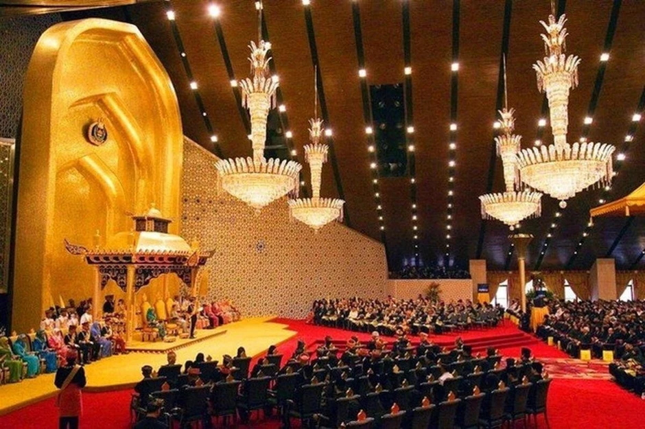 Vụ tước danh hiệu con dâu chấn động và cuộc sống xa hoa của Quốc vương Brunei Vụ tước danh hiệu con dâu chấn động và cuộc sống xa hoa của Quốc vương Brunei