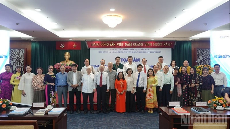 Xây dựng hệ giá trị con người Thành phố Hồ Chí Minh trong tình hình mới Xây dựng hệ giá trị con người Thành phố Hồ Chí Minh trong tình hình mới