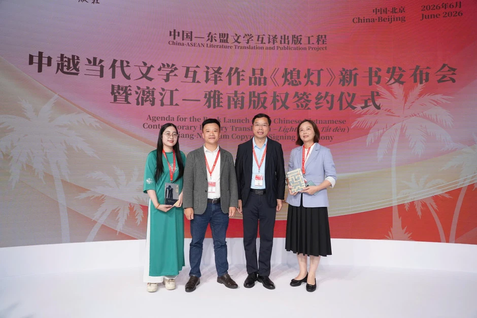 Xuất bản tiểu thuyết của nhà văn Hồ Anh Thái sang tiếng Trung Quốc Xuất bản tiểu thuyết của nhà văn Hồ Anh Thái sang tiếng Trung Quốc