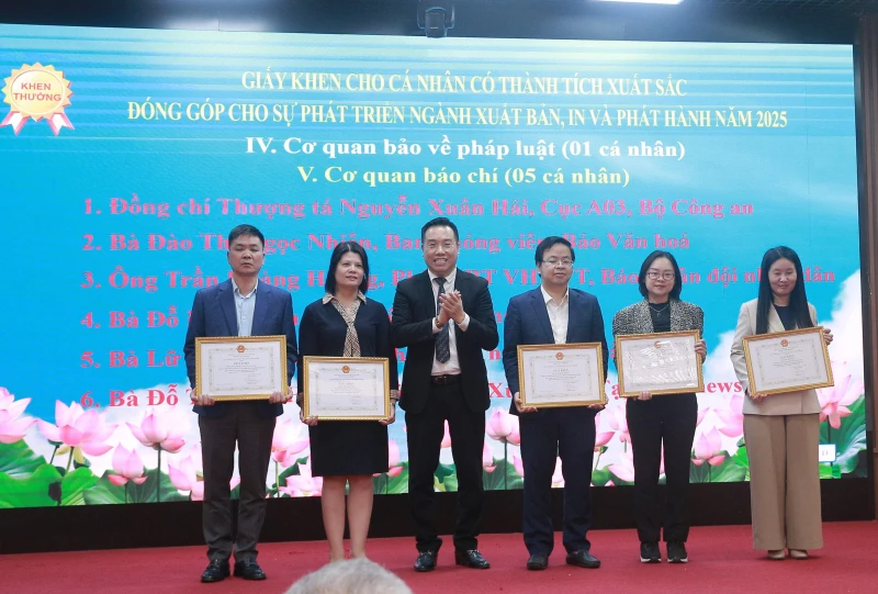 Xuất bản vẫn phụ thuộc vào mảng sách giáo dục, chật vật vì sách giả, sách lậu Xuất bản vẫn phụ thuộc vào mảng sách giáo dục, chật vật vì sách giả, sách lậu