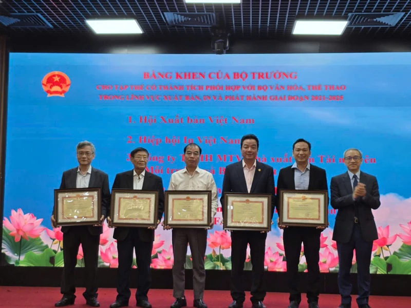 Xuất bản vẫn phụ thuộc vào mảng sách giáo dục, chật vật vì sách giả, sách lậu Xuất bản vẫn phụ thuộc vào mảng sách giáo dục, chật vật vì sách giả, sách lậu