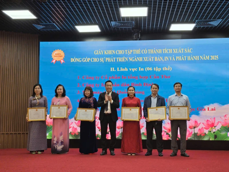 Xuất bản vẫn phụ thuộc vào mảng sách giáo dục, chật vật vì sách giả, sách lậu Xuất bản vẫn phụ thuộc vào mảng sách giáo dục, chật vật vì sách giả, sách lậu