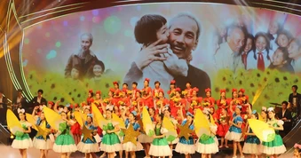 Xúc động chương trình nghệ thuật chính luận “Sáng mãi tên Người”