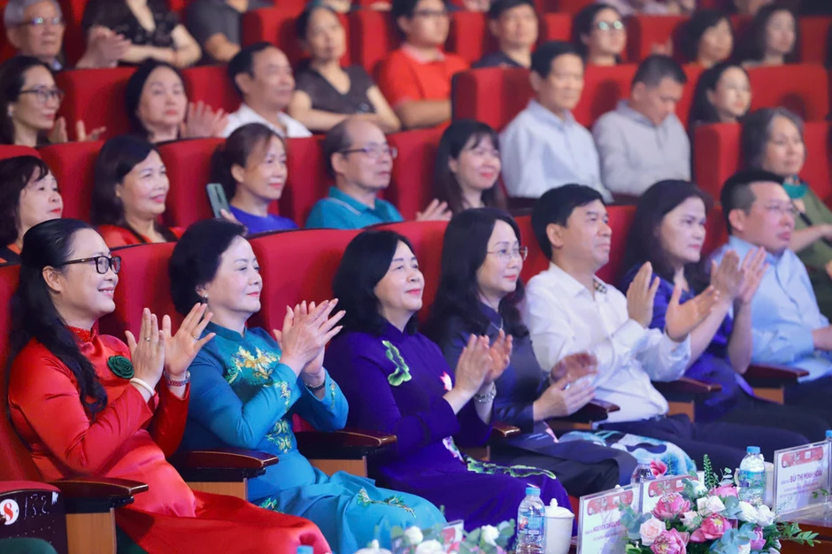 Xúc động chương trình nghệ thuật chính luận “Sáng mãi tên Người” Xúc động chương trình nghệ thuật chính luận “Sáng mãi tên Người”