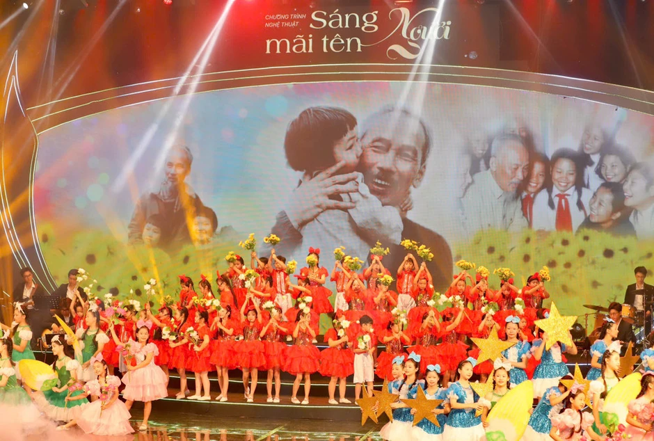 Xúc động chương trình nghệ thuật chính luận “Sáng mãi tên Người” Xúc động chương trình nghệ thuật chính luận “Sáng mãi tên Người”