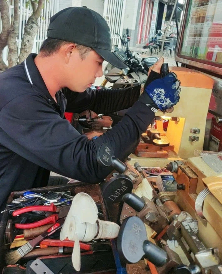 “Giải cứu” chủ nhà bị kẹt bên ngoài, thợ mở khóa định bỏ về vì một câu nói