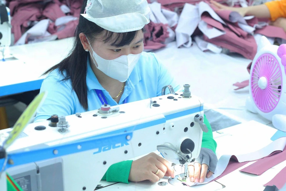 1.300 lao động được hỗ trợ tiền xăng trong 3 tháng 1.300 lao động được hỗ trợ tiền xăng trong 3 tháng