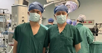 19 năm sau lần vượt cửa tử, chàng trai thành đồng nghiệp bác sĩ cứu mình