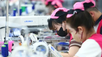 Áp lực tiền lương khiến lao động ngại kết hôn, hoãn sinh con