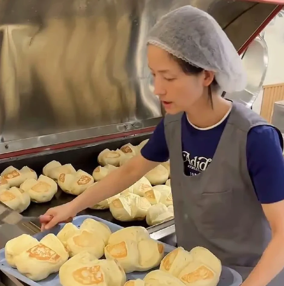 Bác sĩ nghỉ việc, đi bán bánh bao vì quá áp lực Bác sĩ nghỉ việc, đi bán bánh bao vì quá áp lực