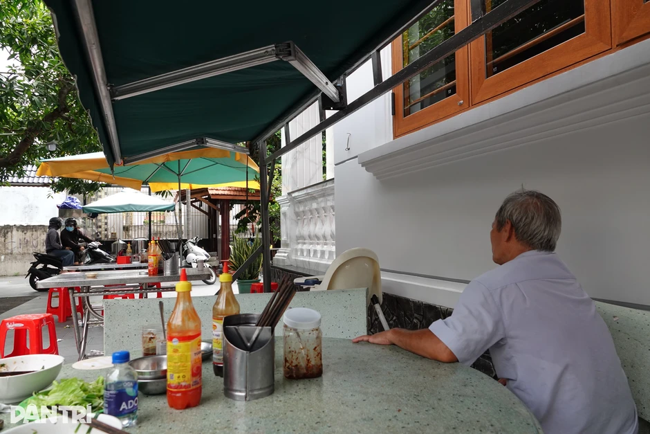 Bán hủ tiếu xây biệt thự, chủ quán kể quá khứ cơ cực nuôi 3 con