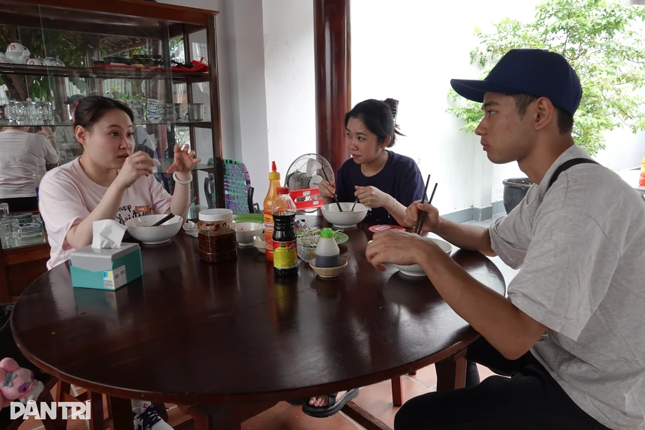 Bán hủ tiếu xây biệt thự, chủ quán kể quá khứ cơ cực nuôi 3 con