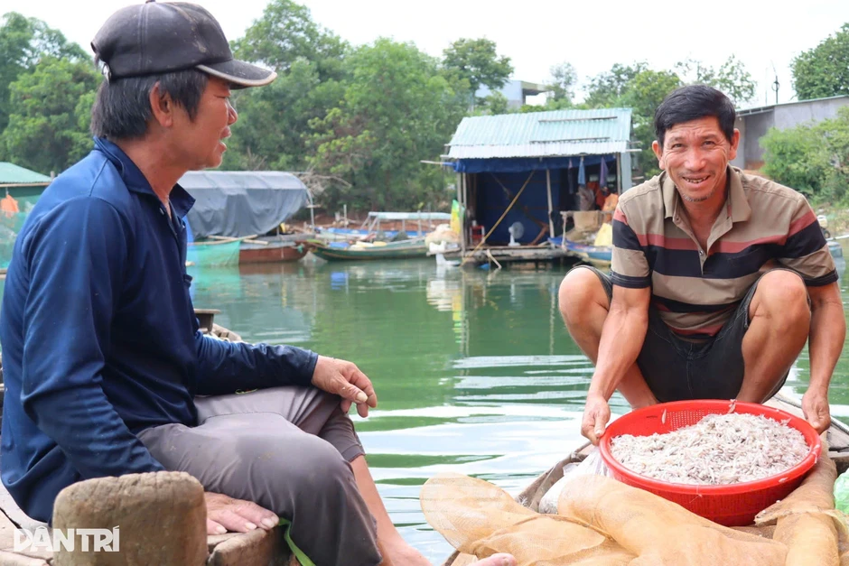 Bánh tráng cá cơm “hái ra tiền” ở làng chài giữa cao nguyên Bánh tráng cá cơm “hái ra tiền” ở làng chài giữa cao nguyên