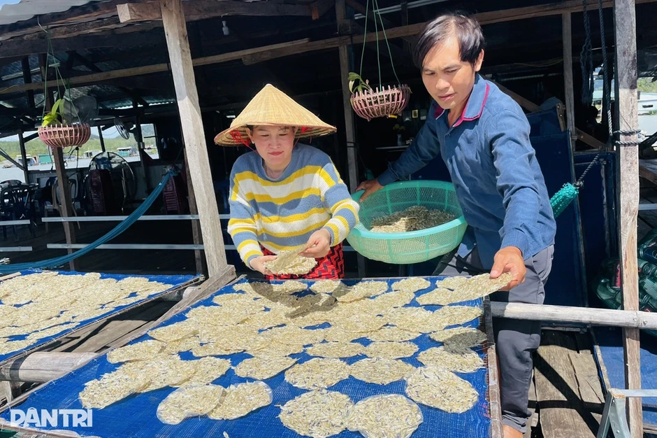 Bánh tráng cá cơm “hái ra tiền” ở làng chài giữa cao nguyên Bánh tráng cá cơm “hái ra tiền” ở làng chài giữa cao nguyên
