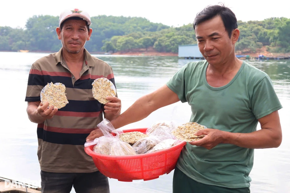 Bánh tráng cá cơm “hái ra tiền” ở làng chài giữa cao nguyên Bánh tráng cá cơm “hái ra tiền” ở làng chài giữa cao nguyên
