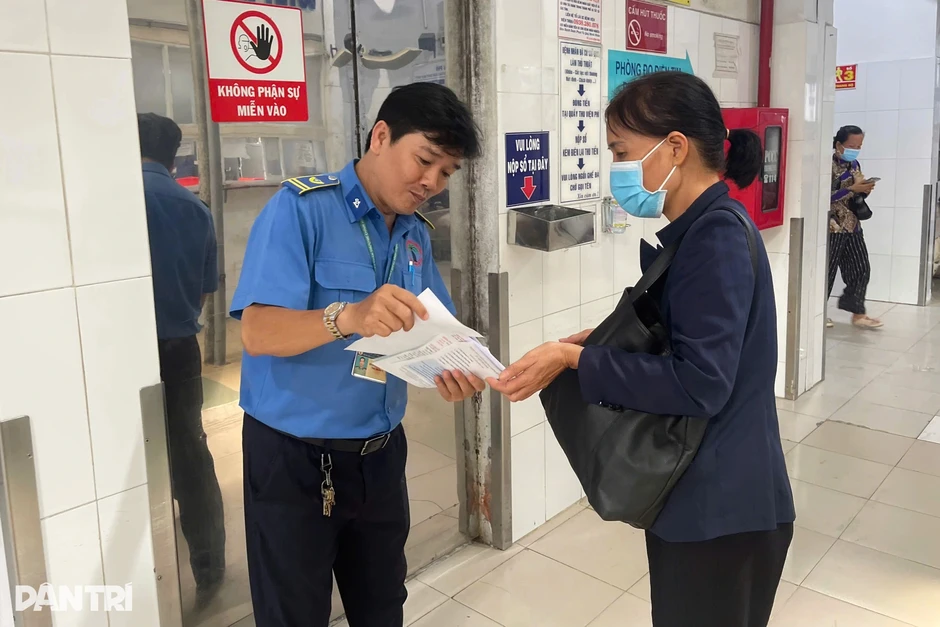 Bảo vệ bệnh viện bất ngờ thành “sao” với lời cảnh báo lừa đảo Bảo vệ bệnh viện bất ngờ thành “sao” với lời cảnh báo lừa đảo