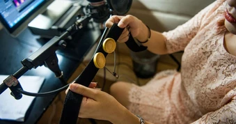 Bị AI “cướp” giọng, diễn viên lồng tiếng phải chứng minh mình là thật