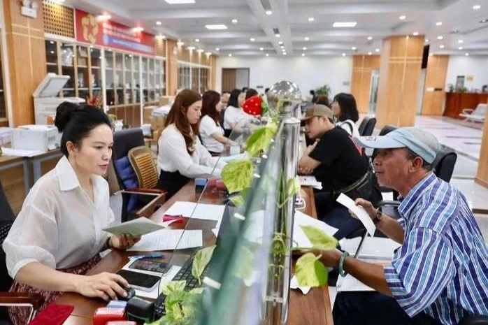 Bị tai nạn trên đường đi làm được hưởng 2 chế độ bảo hiểm xã hội