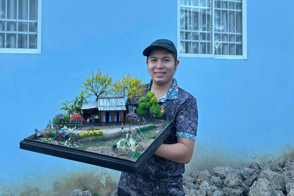 Bỏ công xưởng 12 tiếng/ngày, nam công nhân về vui nghề... "chơi đồ hàng" Bỏ công xưởng 12 tiếng/ngày, nam công nhân về vui nghề... "chơi đồ hàng"