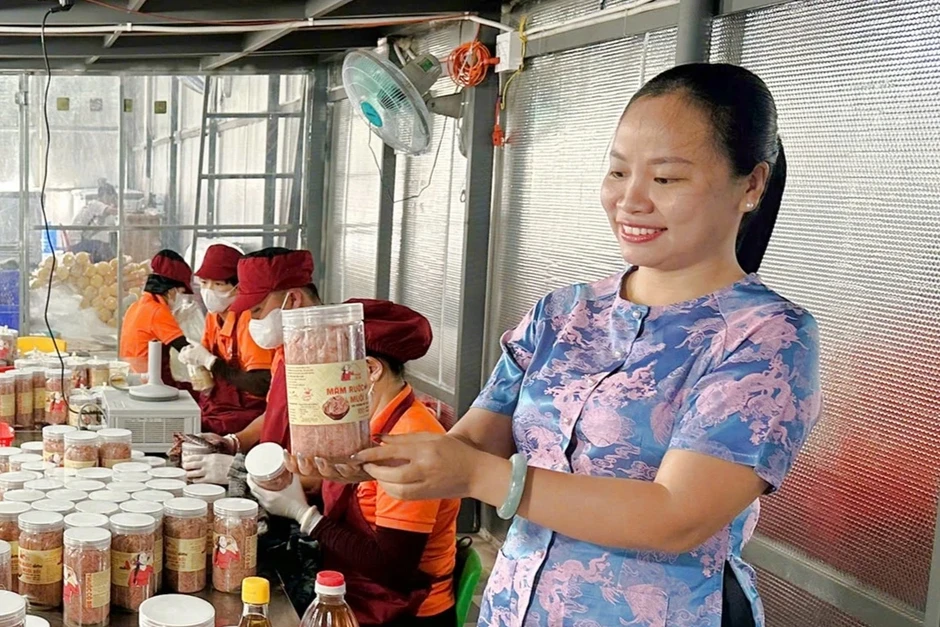 Bỏ việc “phòng lạnh”, nữ 9X về quê làm nước mắm, thu tiền tỷ mỗi năm Bỏ việc “phòng lạnh”, nữ 9X về quê làm nước mắm, thu tiền tỷ mỗi năm