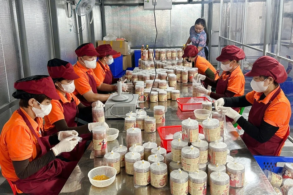 Bỏ việc “phòng lạnh”, nữ 9X về quê làm nước mắm, thu tiền tỷ mỗi năm Bỏ việc “phòng lạnh”, nữ 9X về quê làm nước mắm, thu tiền tỷ mỗi năm