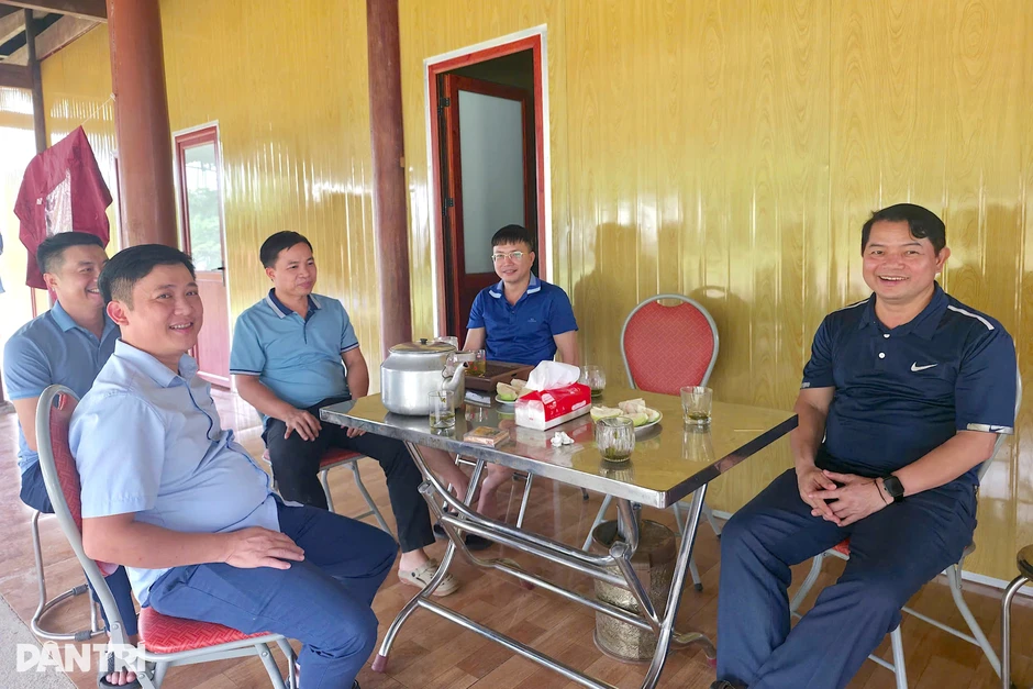 Cán bộ xa nhà cùng làm vườn, nuôi gà cải thiện bữa ăn nơi công tác