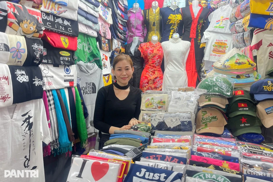 Chủ sạp vải "bắn" tiếng Anh gây sốt: Xa quê lập nghiệp, mua nhà TPHCM Chủ sạp vải "bắn" tiếng Anh gây sốt: Xa quê lập nghiệp, mua nhà TPHCM
